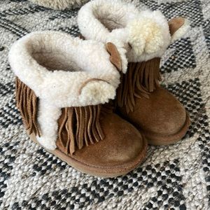 Uggs with fringe. Size kids 8. Good condition